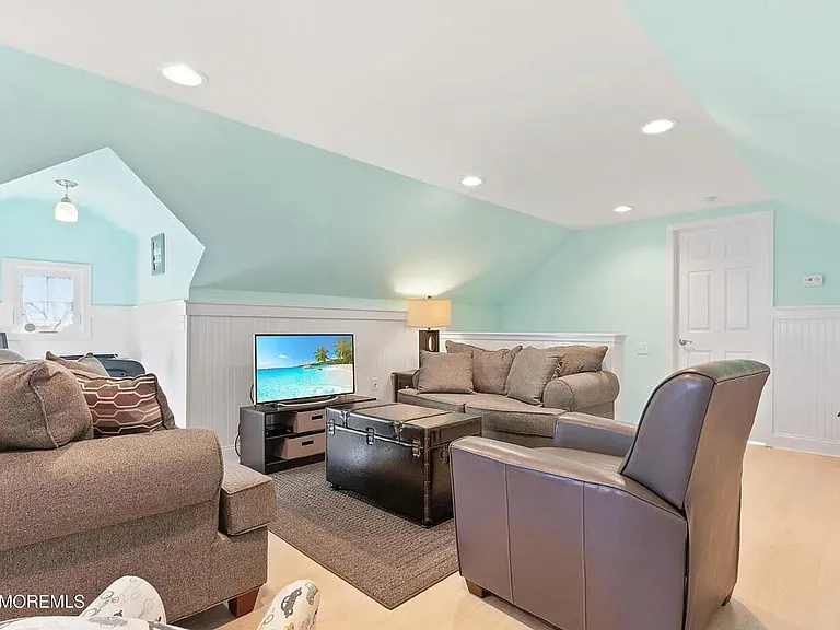 15 S Jackson Ave — Photo 17