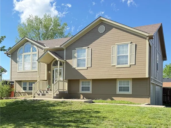 1204 Dogwood Dr, Greenwood, MO 64034