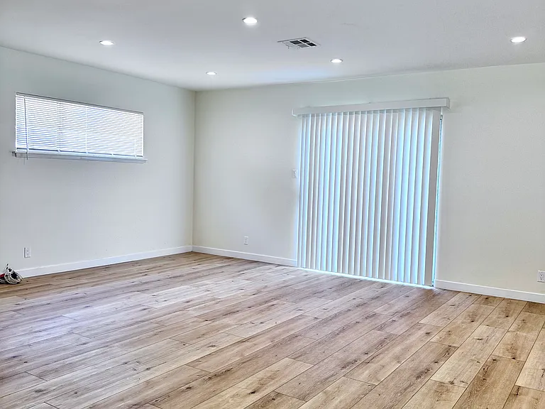 8604 Saloma Ave — Photo 6