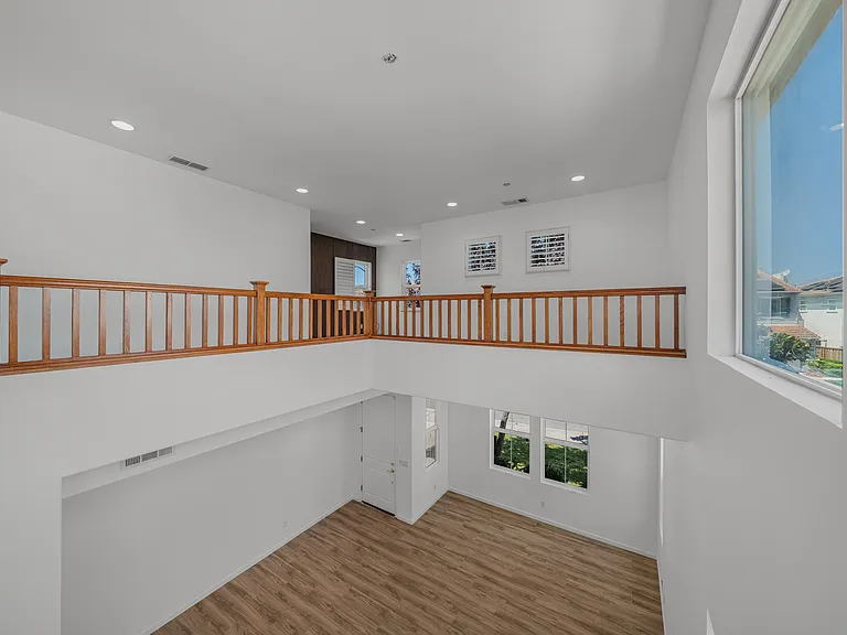 100 Portsmouth Dr — Photo 24