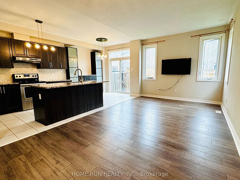621 Lauraleaf Cres — Photo 3