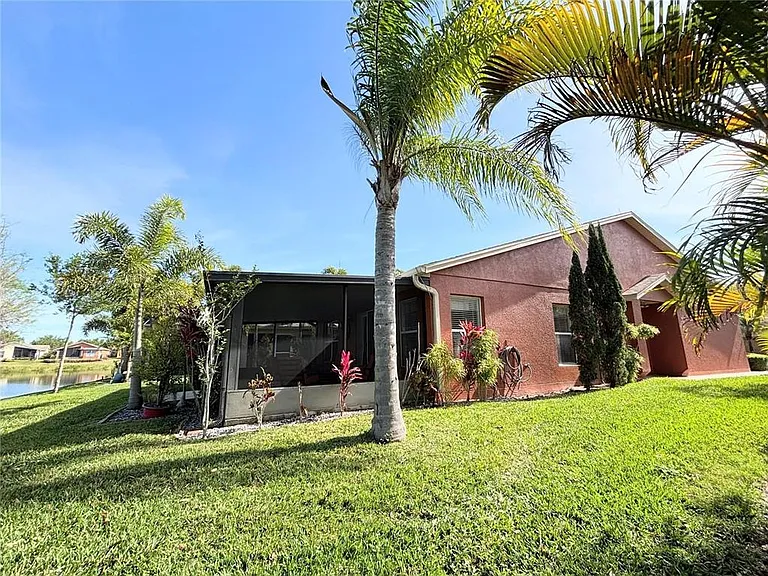 585 Grand Canal Dr — Photo 4