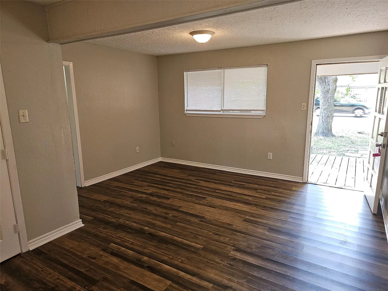 4 bed, 1.0 bath, 1128 sqft, $1,600 — Photo 2