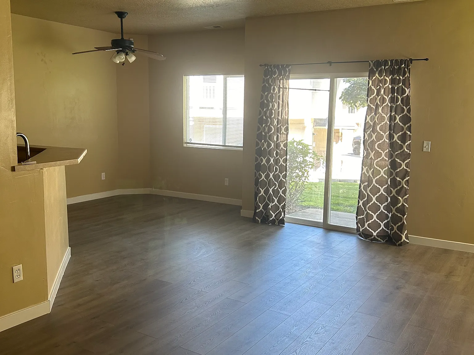 3 bed, 2.5 bath, 1374 sqft, $2,150 — Photo 4
