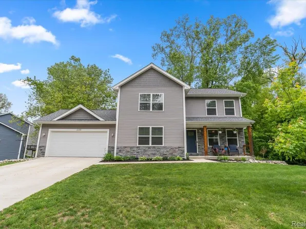 2230 Briar Rdg, Wolverine Lake, MI 48390