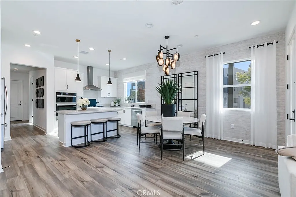 4 bed, 1977 sqft, $6,500 — Photo 4