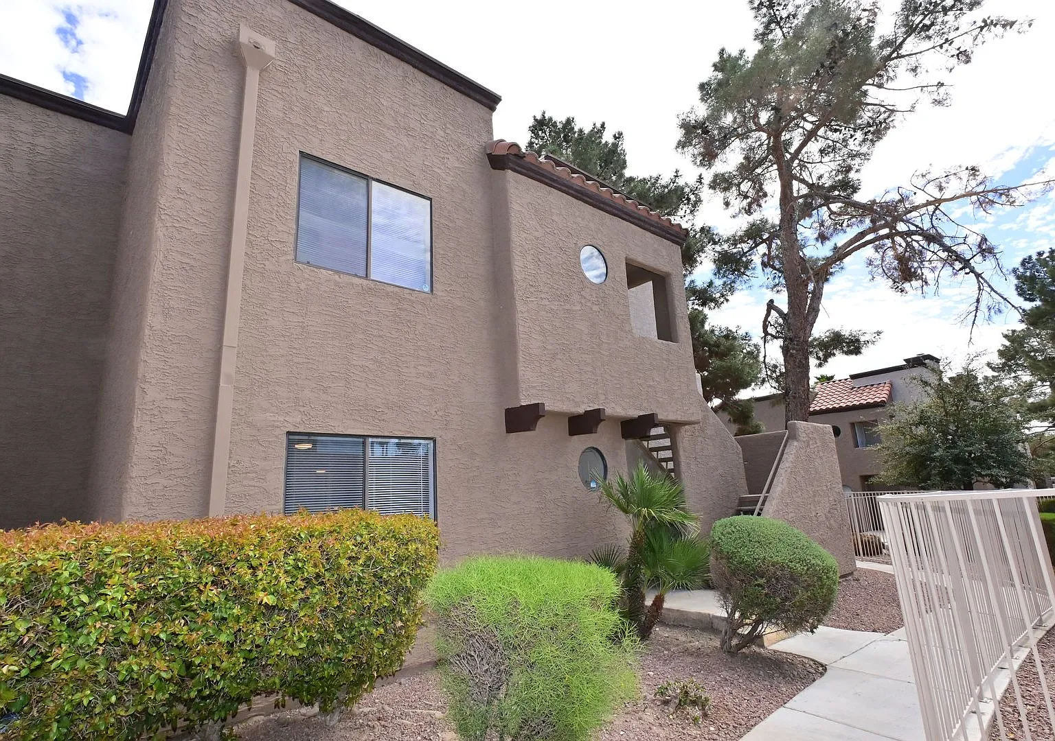 Gated 2 Bed Condo - 2968 Juniper Hills #104 - Sahara & Nellis — Photo 2