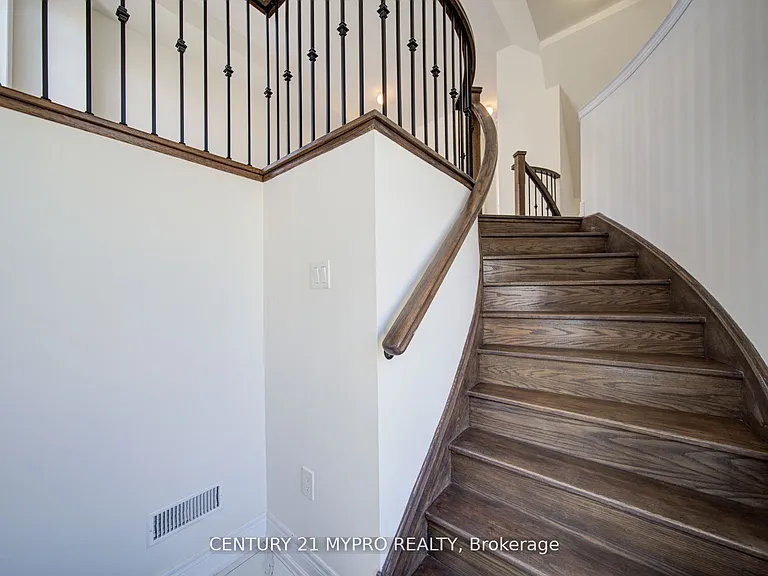 7 Latchford Ln — Photo 4