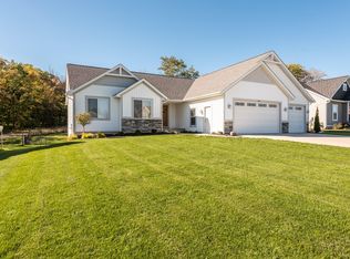 8113 Golden Oak Dr, Jenison, MI 49428