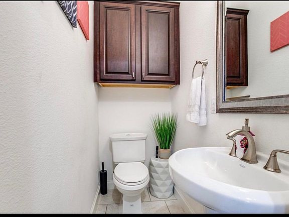 5th image of 216 E Kaufman St