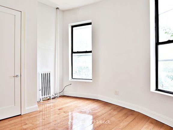 3rd image of 220 W 122nd St #3RR