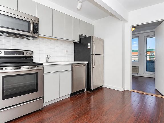5th image of 286 Stanhope St APT 5