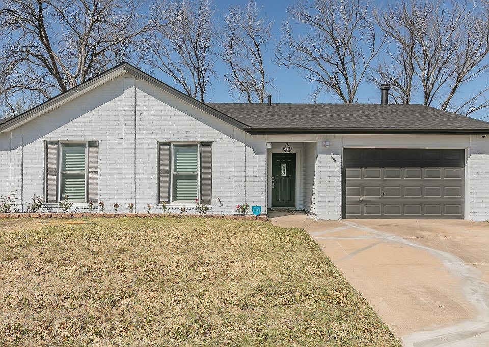 1st image of 823 Sandalwood Ln