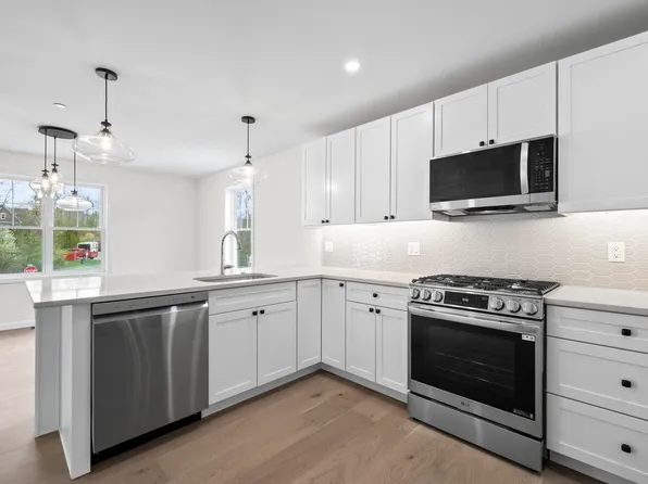 80 Centerwood Way, Manchester, NH 03102