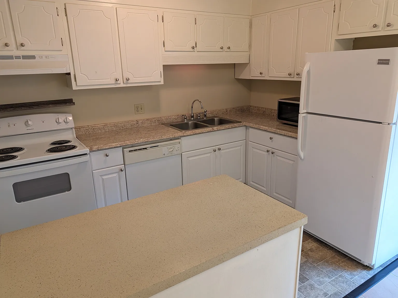 2 bed, 1.5 bath, 1175 sqft, $1,195 — Photo 4