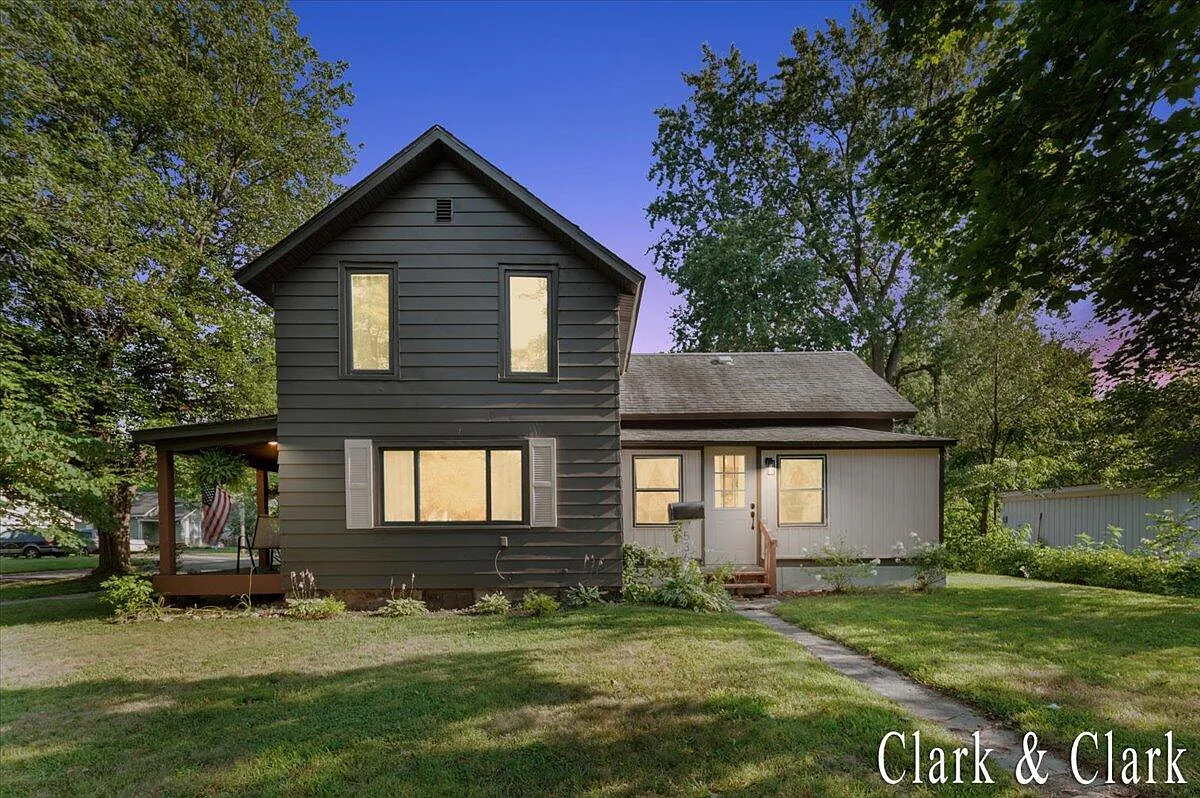 536 E Bond St photo 1
