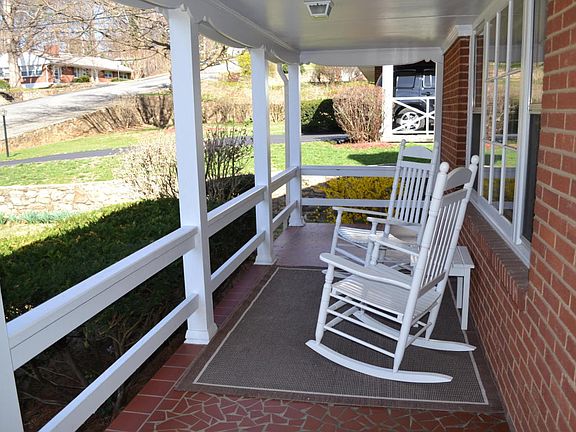 3rd image of 3044 Timberlane Ave