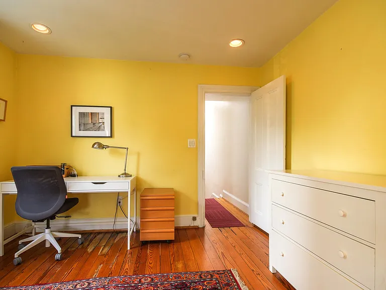 818 C St SE — Photo 37