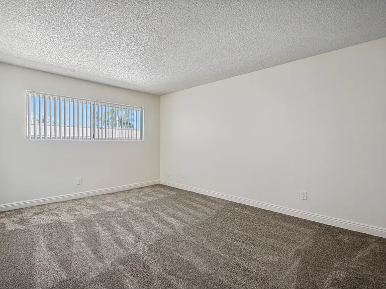 Sierra West Apartments — Photo 28