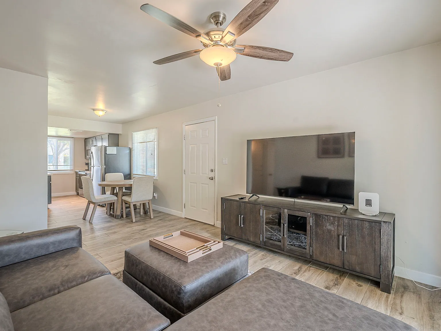2 bed, 800 sqft, $2,300 — Photo 2