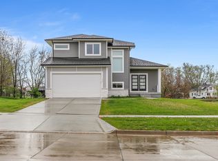 718 Fountain View Dr, Pella, IA 50219