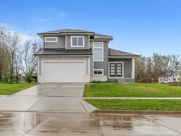 718 Fountain View Dr, Pella, IA 50219