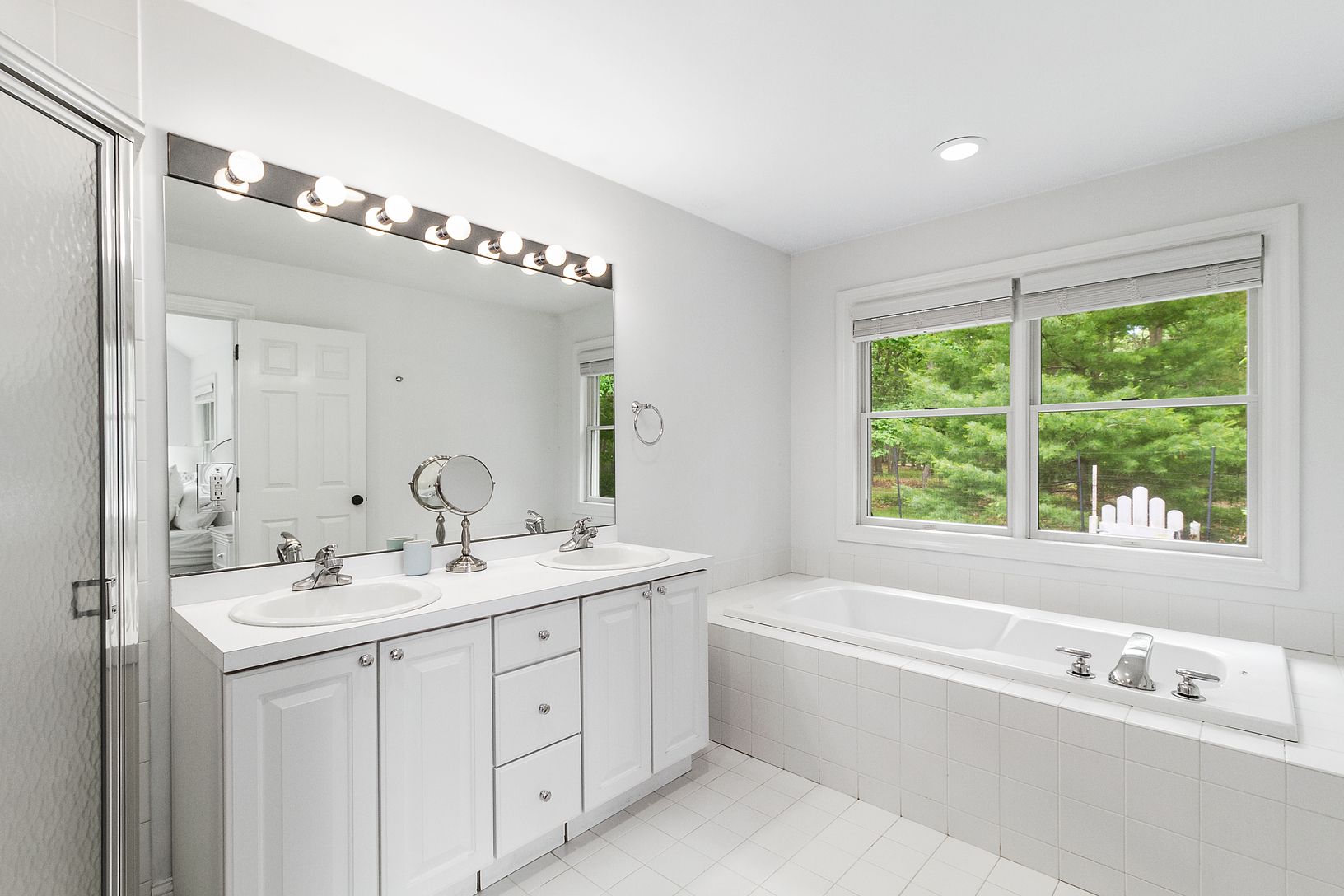  Primary bathroom (en suite)