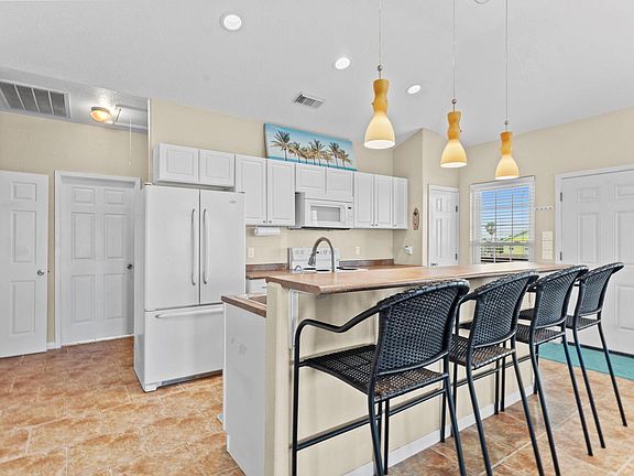 3rd image of 702 Surf Dr