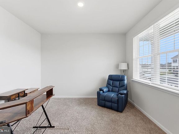 4th image of 262 Aylesbury Ln