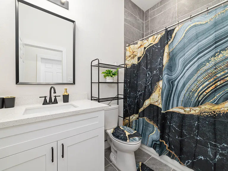 Guest Restroom with complimentary Shampoo, Conditioner and Body wash.