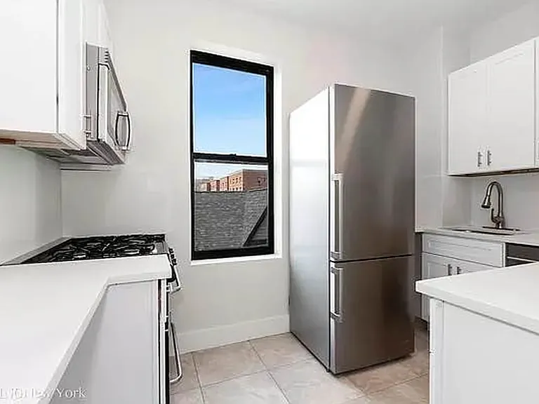 221 E 5th St #11 — Photo 3