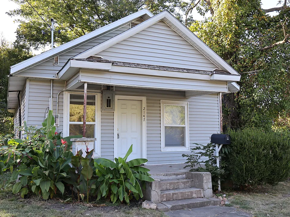 2147 N Newton Ave