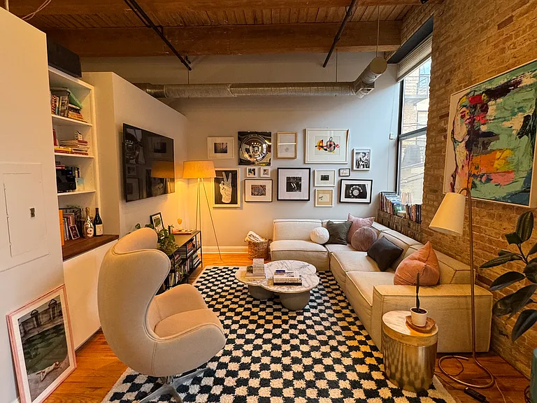 2210 W Wabansia Ave #210 — Photo 2