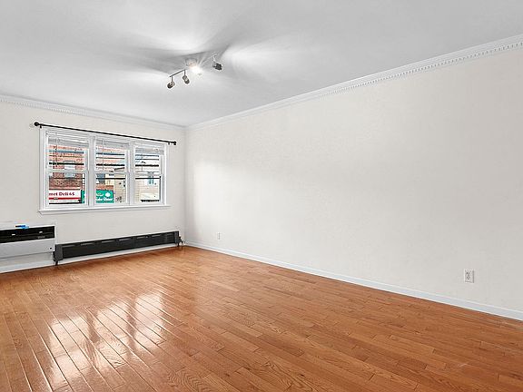 3rd image of 6543 Woodside Ave