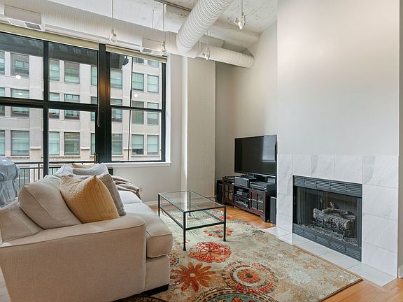 3rd image of 547 S Clark St APT 301