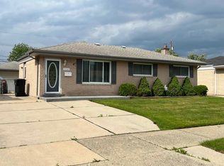 15565 Chestnut St, Roseville, MI 48066