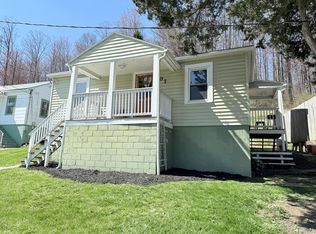 107 Maple Ln, Mount Hope, WV 25880
