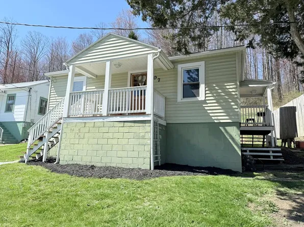 107 Maple Ln, Mount Hope, WV 25880