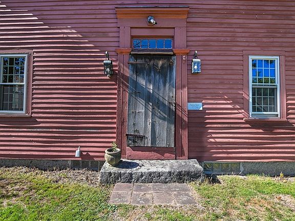 4th image of 363 Main St