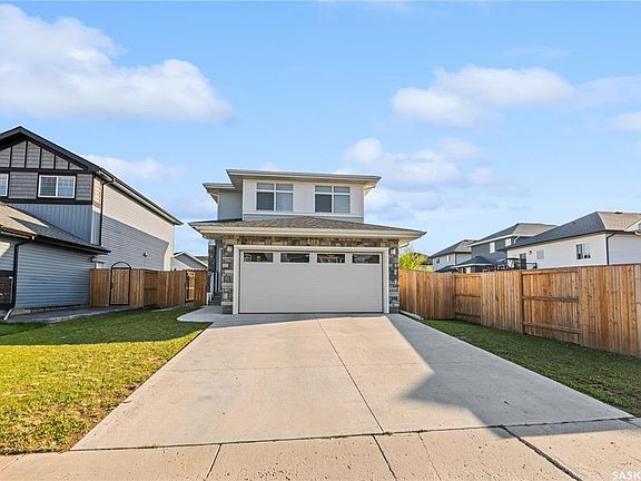 2nd image of 814 LaBine CRESCENT