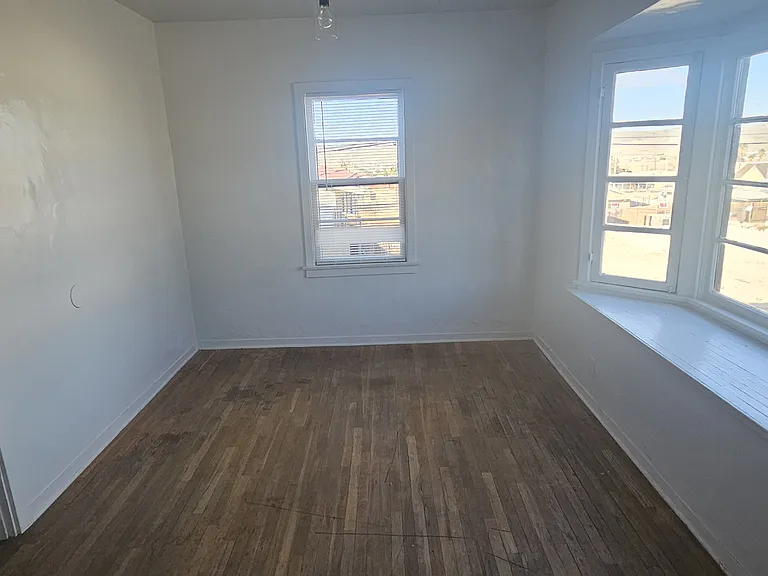225 E Fredricks St — Photo 14