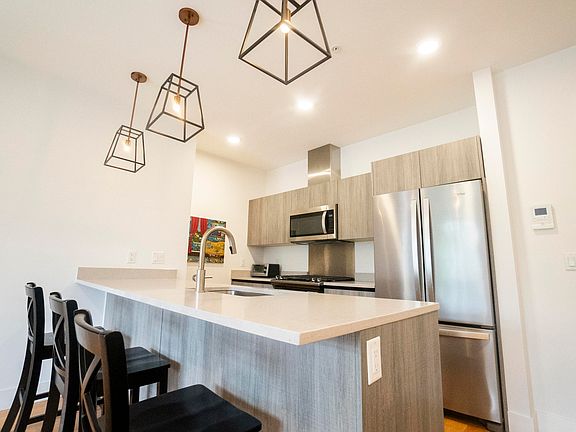 4th image of 218 W Kingsley St #305