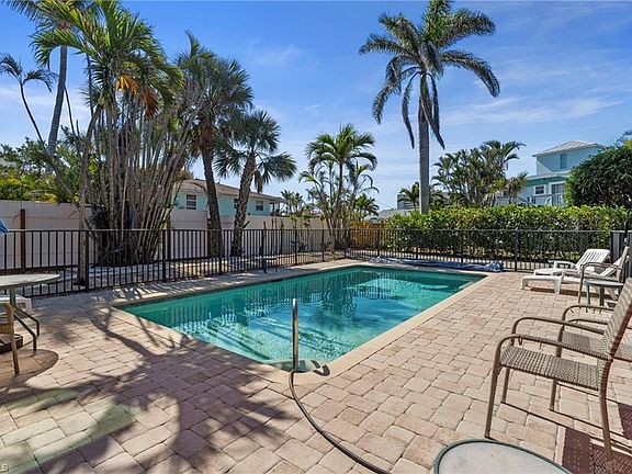 4th image of 210 Miramar ST