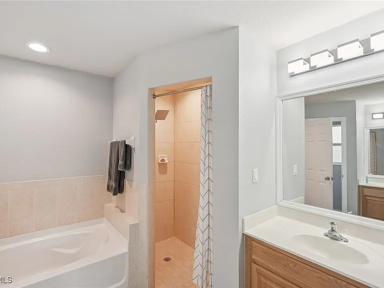 940 Belmont St E — Photo 30