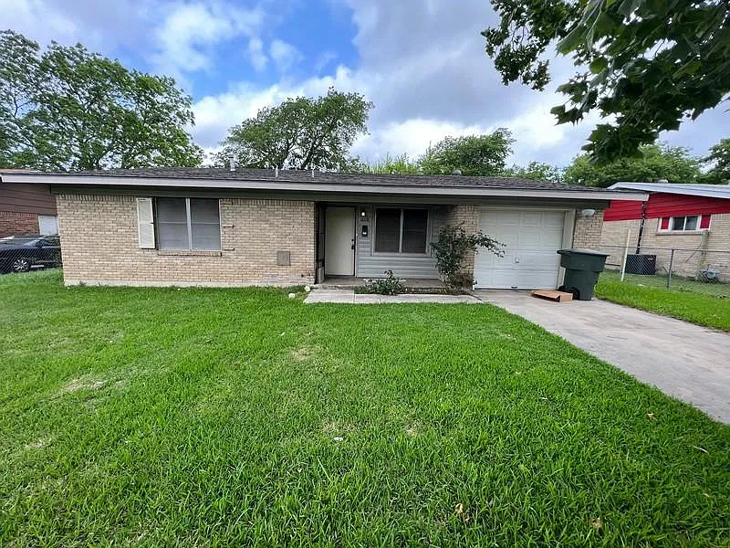 1005 Cedar — Photo 1