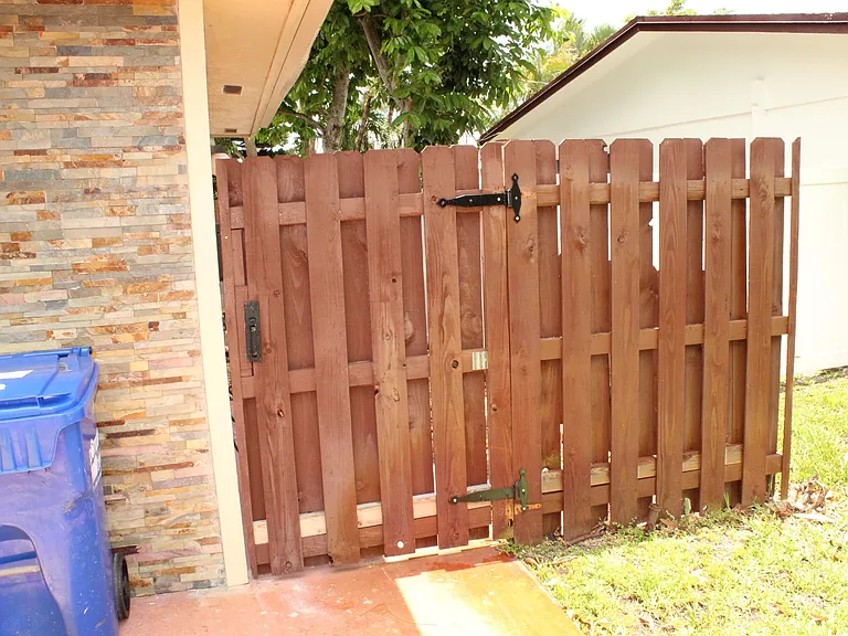 1558 NE 30th St — Photo 7
