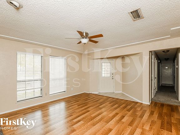 3rd image of 826 Woodhaven Ln