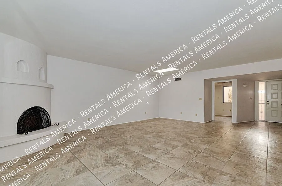 Spacious NE townhome in a lovely neighborhood! — Photo 3