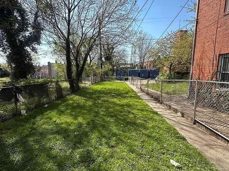 1911 W Baltimore St — Photo 14