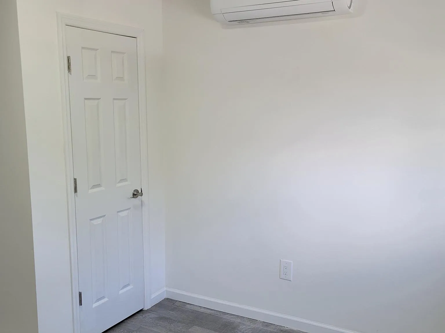 Studio, $1,000 — Photo 1